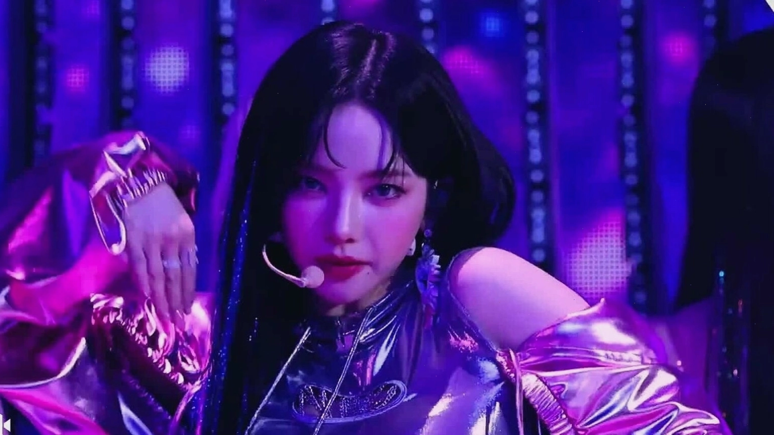 Karina biểu diễn Supernova