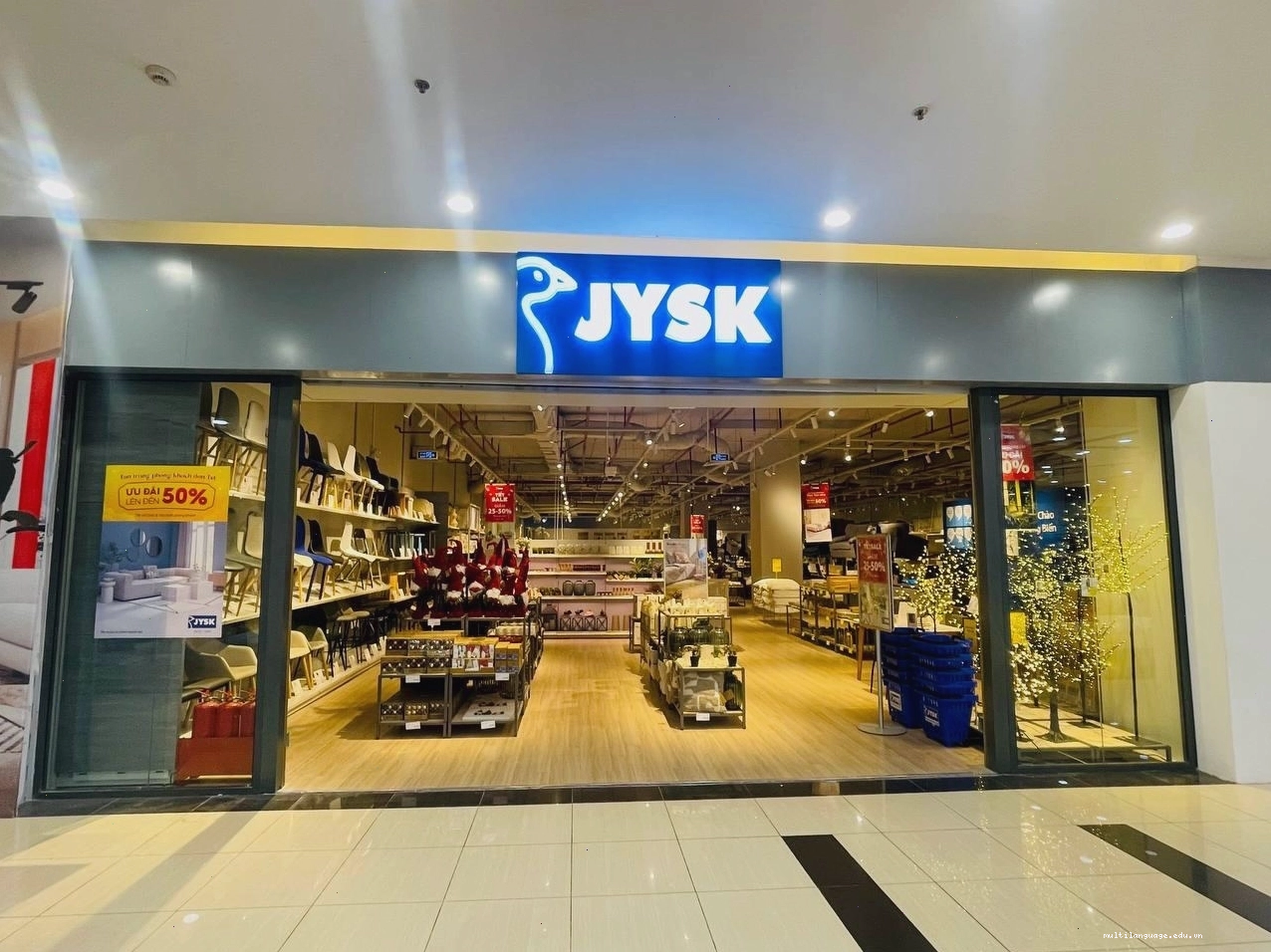 Khu vực trưng bày cây quất và các vật phẩm trang trí Tết