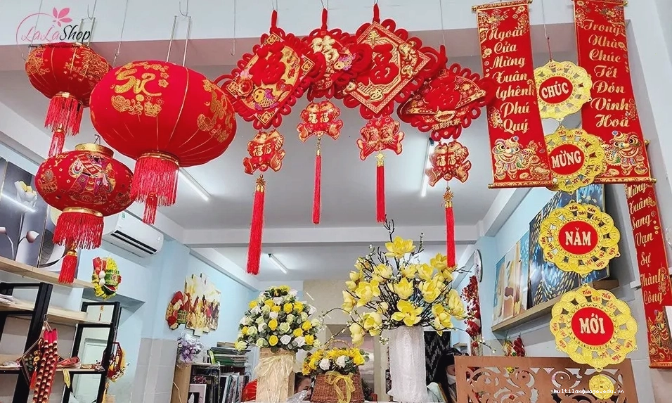 Lala Shop chuyên bán quạt giấy đỏ trang trí Tết giá rẻ, siêu đẹp, uy tín tại TpHCM
