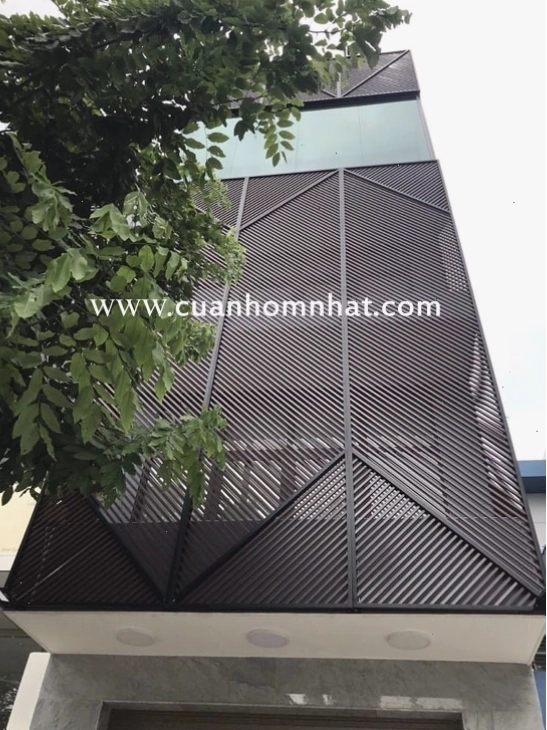 Lam nhôm trang trí mặt tiền vân gỗ nâu