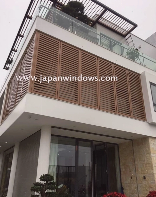 Lam nhôm vân gỗ chắn nắng mặt tiền