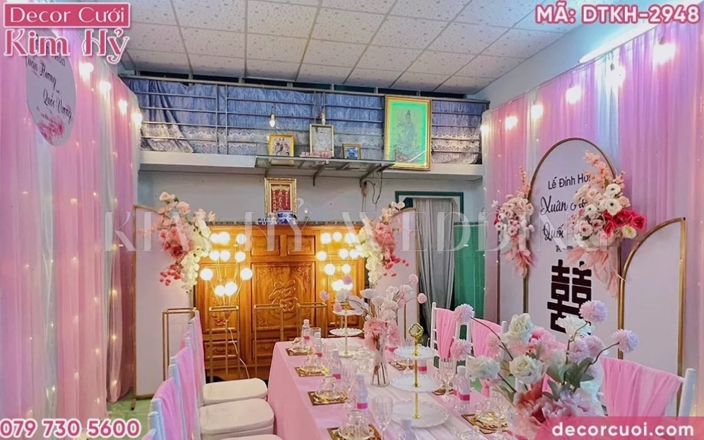Lễ Tân Hôn decor tone hồng phấn với tủ thờ tổ tiên trang trọng