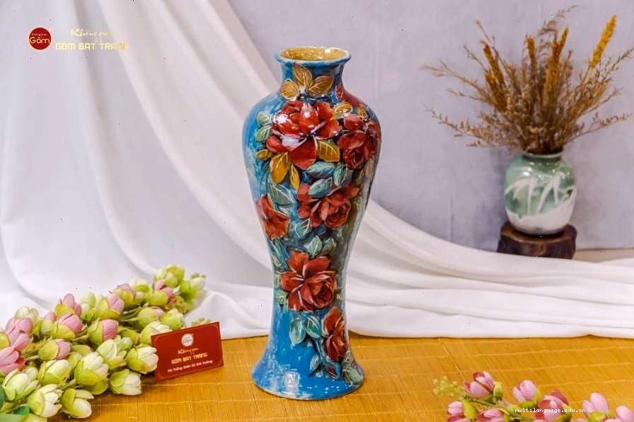 Lọ hoa gốm sứ Bát Tràng vẽ tay họa tiết hoa sen tinh xảo