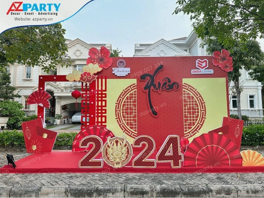 Lối đi vào nhà được trang trí với đèn lồng và cây quất sai trĩu quả