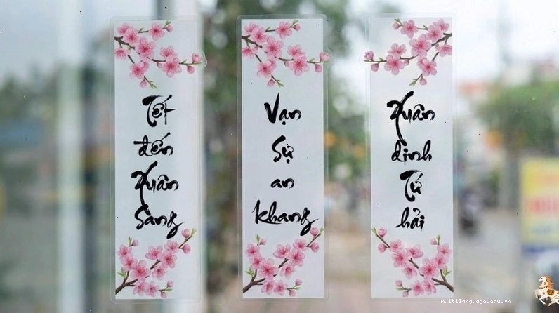 Mẫu decal trang trí Tết với sự kết hợp giữa hoa đào và chữ chúc mừng năm mới