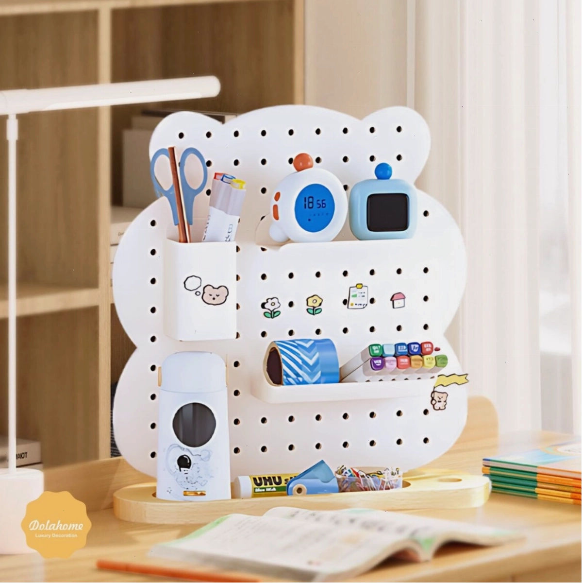 Mẫu góc học tập đẹp cho bé với pegboard khay gỗ hình gấu, treo tranh, đồ chơi, lịch học