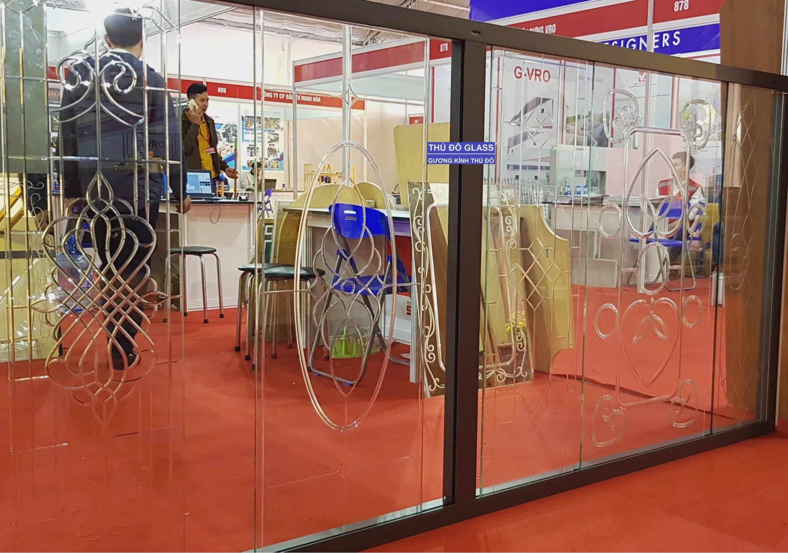 Mẫu kính trang trí với hoa văn CNC tinh xảo