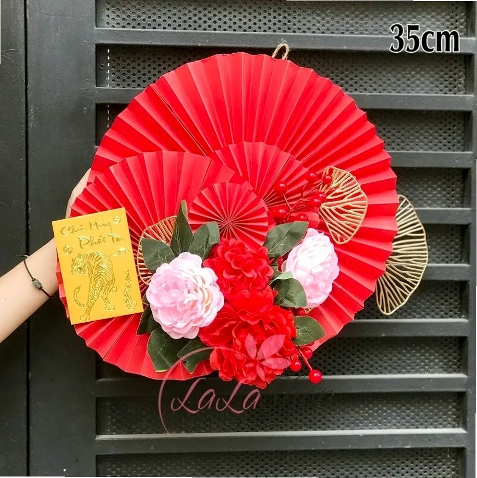 Mẫu quạt giấy đỏ trang trí Tết tại Lala Shop mẫu 1