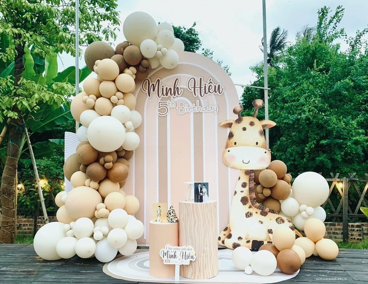Mẫu trang trí bảng sinh nhật bé gái theo chủ đề công chúa