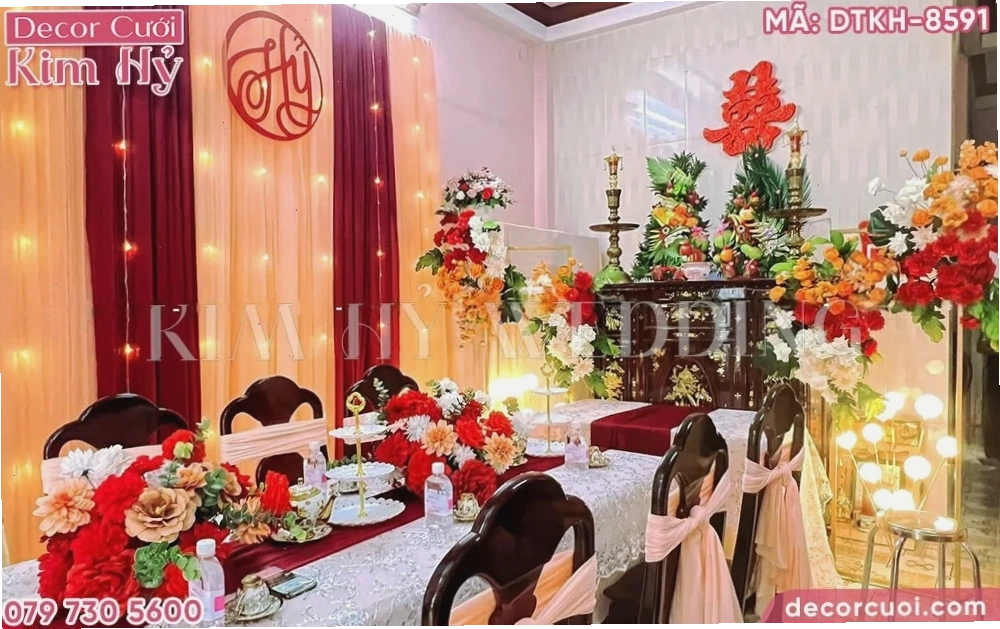 Mẫu trang trí gia tiên màu đỏ cam với rèm trắng phía sau bàn thờ