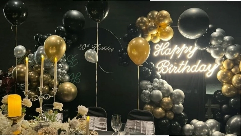 Mẫu trang trí sinh nhật phong cách Luxury với tông vàng và đen chủ đạo