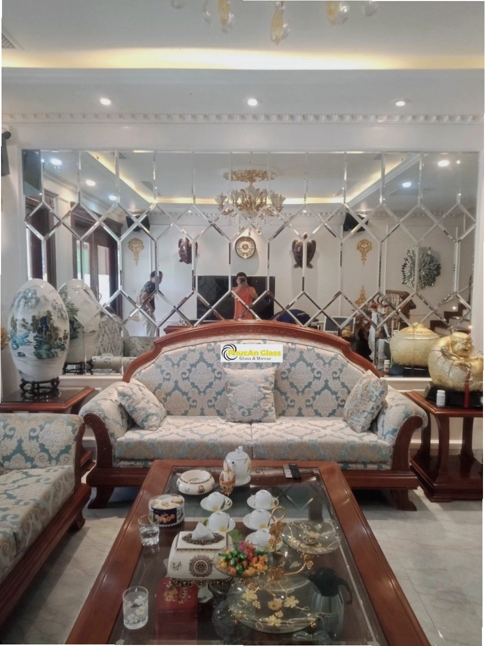 Mẫu vách gương ghép trang trí phòng khách hiện đại