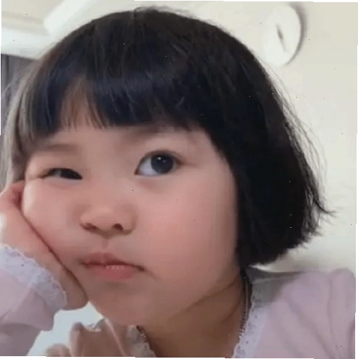 Meme em bé buồn chán, mặt phụng phịu đầy biểu cảm