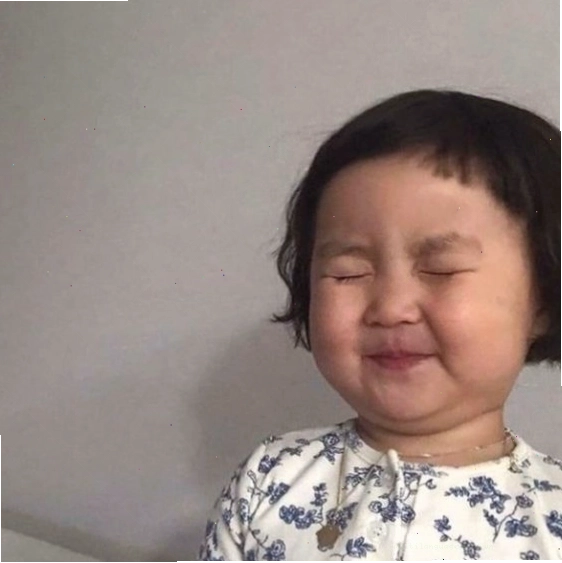 Meme em bé cười xinh với khuôn mặt đáng yêu