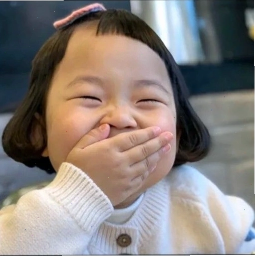 Meme em bé đang cười tươi vui vẻ với biểu cảm cực kỳ đáng yêu