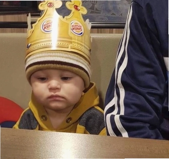 Meme em bé đang khóc với vẻ mặt buồn bã