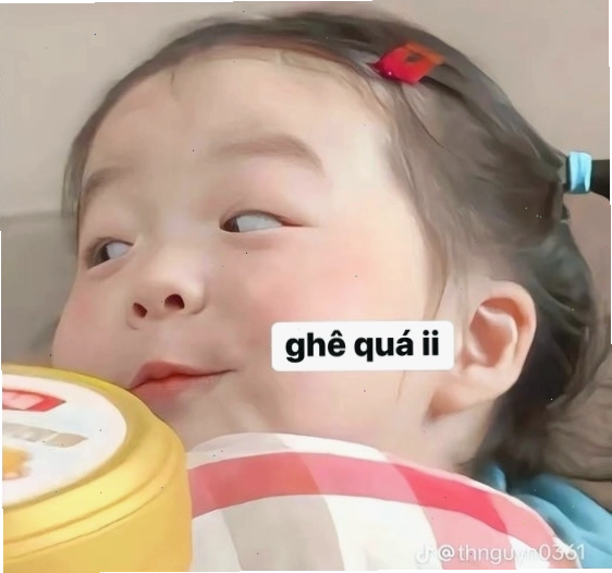 Meme em bé tinh nghịch chọc ghẹo