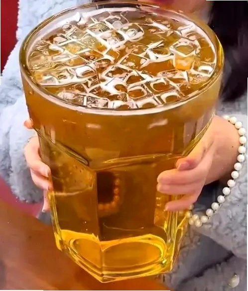Meme hài hước với ly bia khổng lồ
