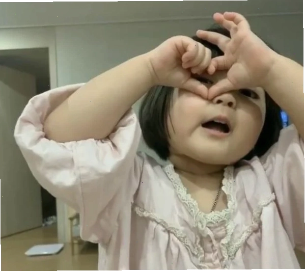 meme trái tim cute girl