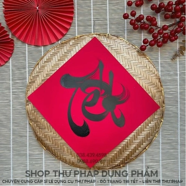 Mẹt trang trí Tết với chữ thư pháp và các vật phẩm ý nghĩa