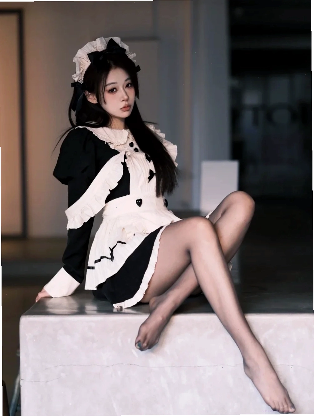 Nữ cosplayer hóa thân thành hầu gái ngọt ngào với biểu cảm tinh nghịch