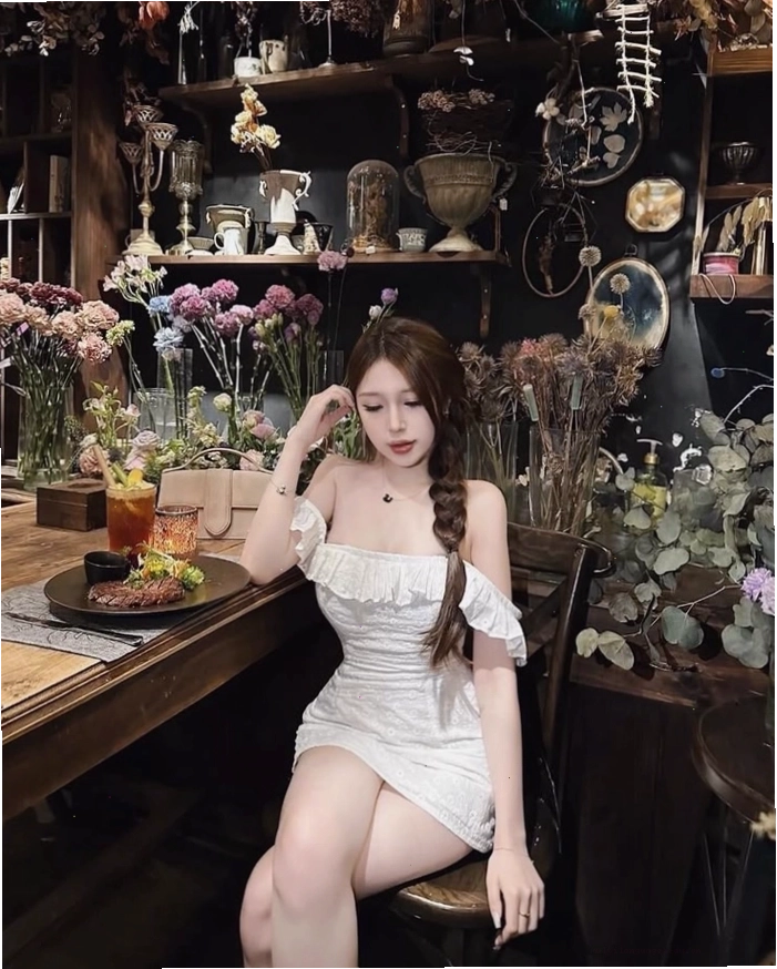 Nữ sinh cấp 3 với biểu cảm dễ thương