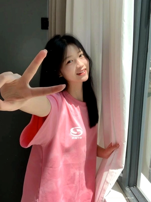 Nữ sinh lớp 10 với nụ cười tươi tắn trong tà áo dài trắng