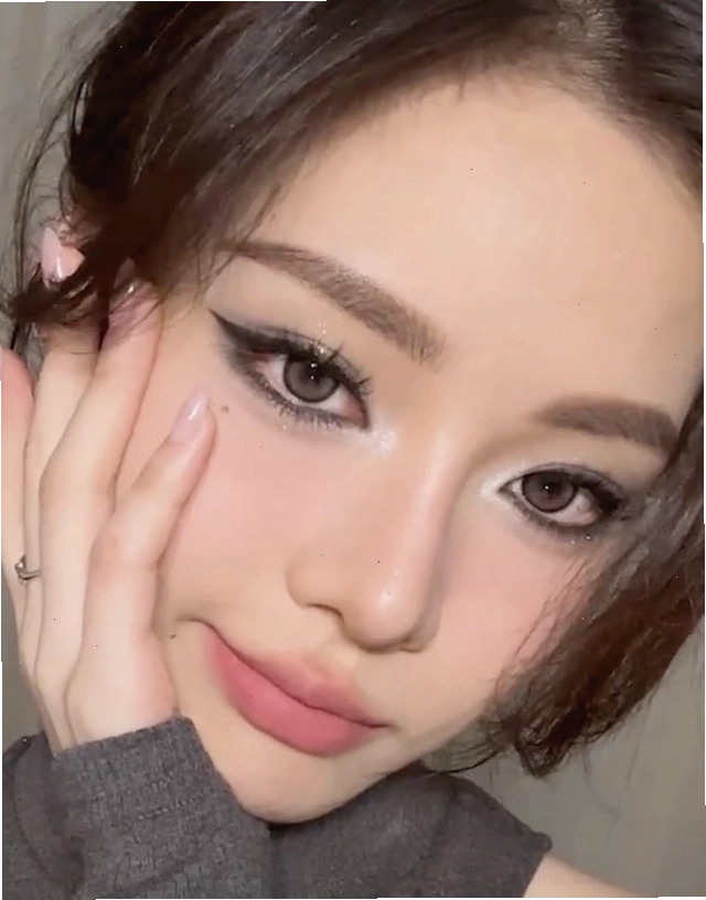 Phong cách trang điểm cá tính với đôi môi bĩu