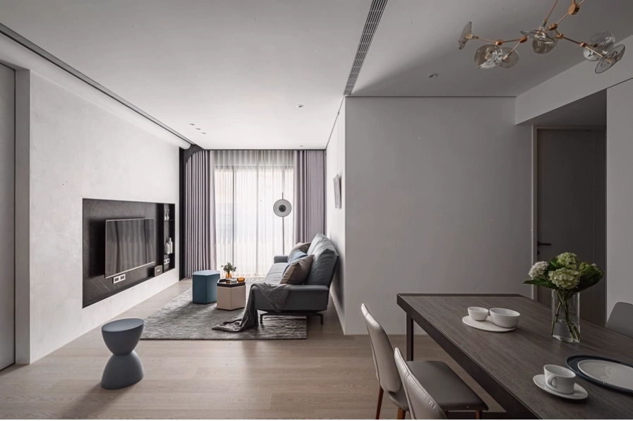 Phòng khách chung cư nhỏ với sofa nhỏ gọn và bàn trà tròn