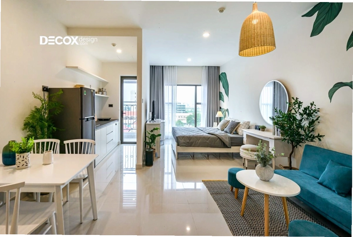 Phòng khách chung cư nhỏ với vách ốp tường đá và kệ tivi gỗ hiện đại