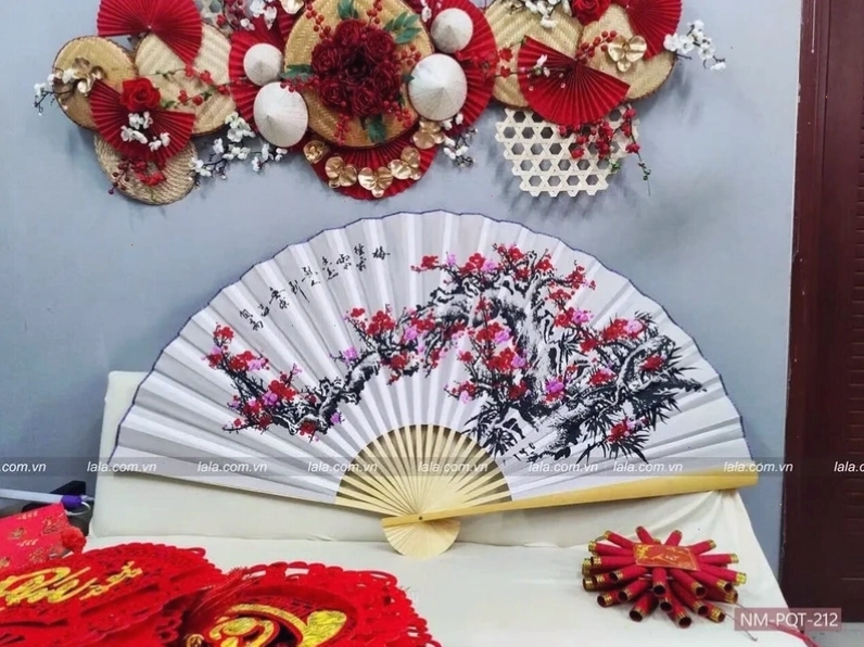 Quạt giấy nhiều màu sắc rực rỡ tô điểm cho không gian Tết thêm phần sinh động
