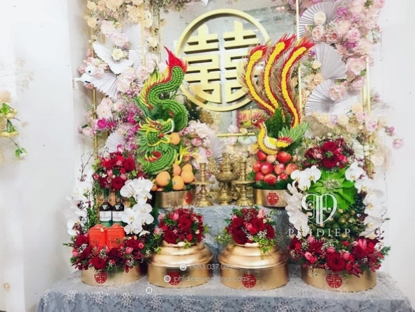 Sân khấu tiệc cưới được thiết kế ấn tượng với backdrop và hoa tươi