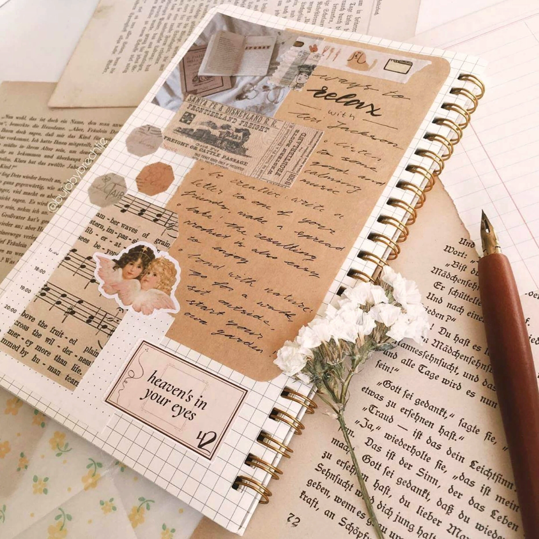 Sử dụng giấy retro cắt nhỏ để trang trí sổ tay vintage
