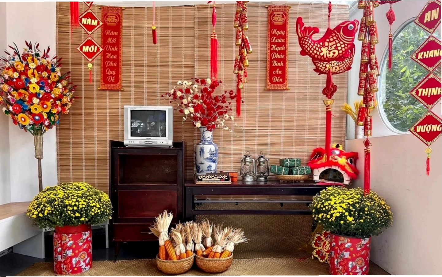 Sử dụng mành tre làm background trang trí Tết ấn tượng