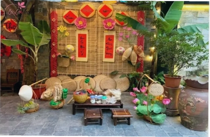 Tiểu cảnh sân vườn trang trí Tết với cây cảnh và đèn lồng