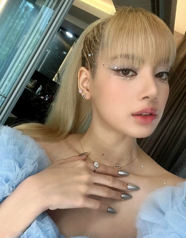 Trang điểm theo phong cách Lisa Blackpink với đôi môi bĩu nhẹ