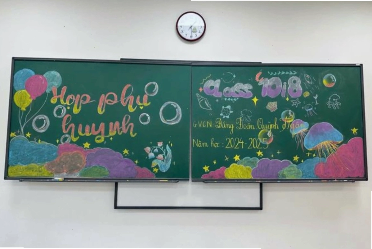 Trang trí bảng họp phụ huynh chào mừng năm học mới với hình ảnh sách vở và bút chì
