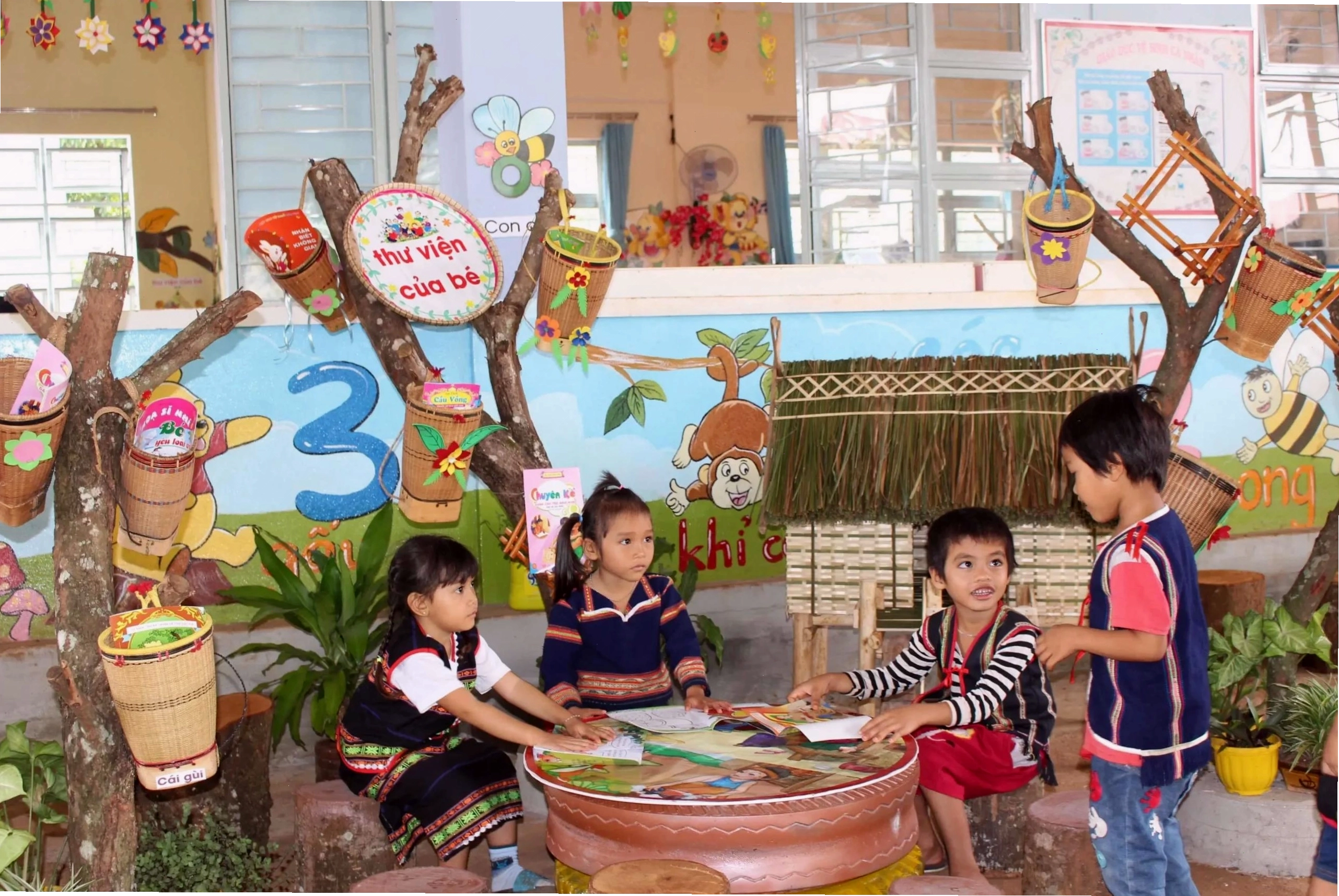 Trang trí góc thư viện mầm non ngoài trời thoáng đãng