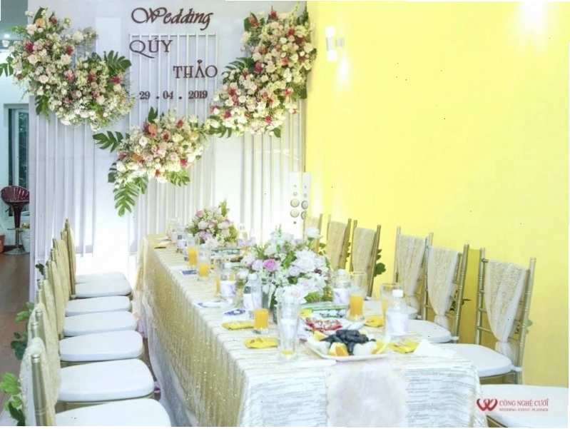 Trang trí khu vực bàn gallery trong đám cưới tại nhà hàng