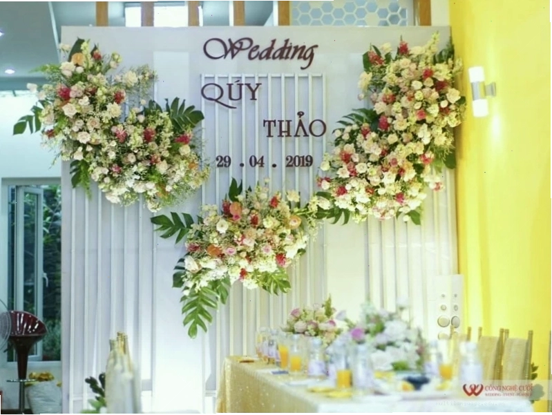 Trang trí lễ gia tiên đám cưới tại nhà với phông màn và hoa tươi