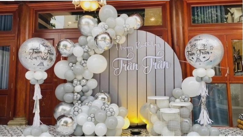 Trang trí sinh nhật sang trọng với hoa tươi và đèn pha lê