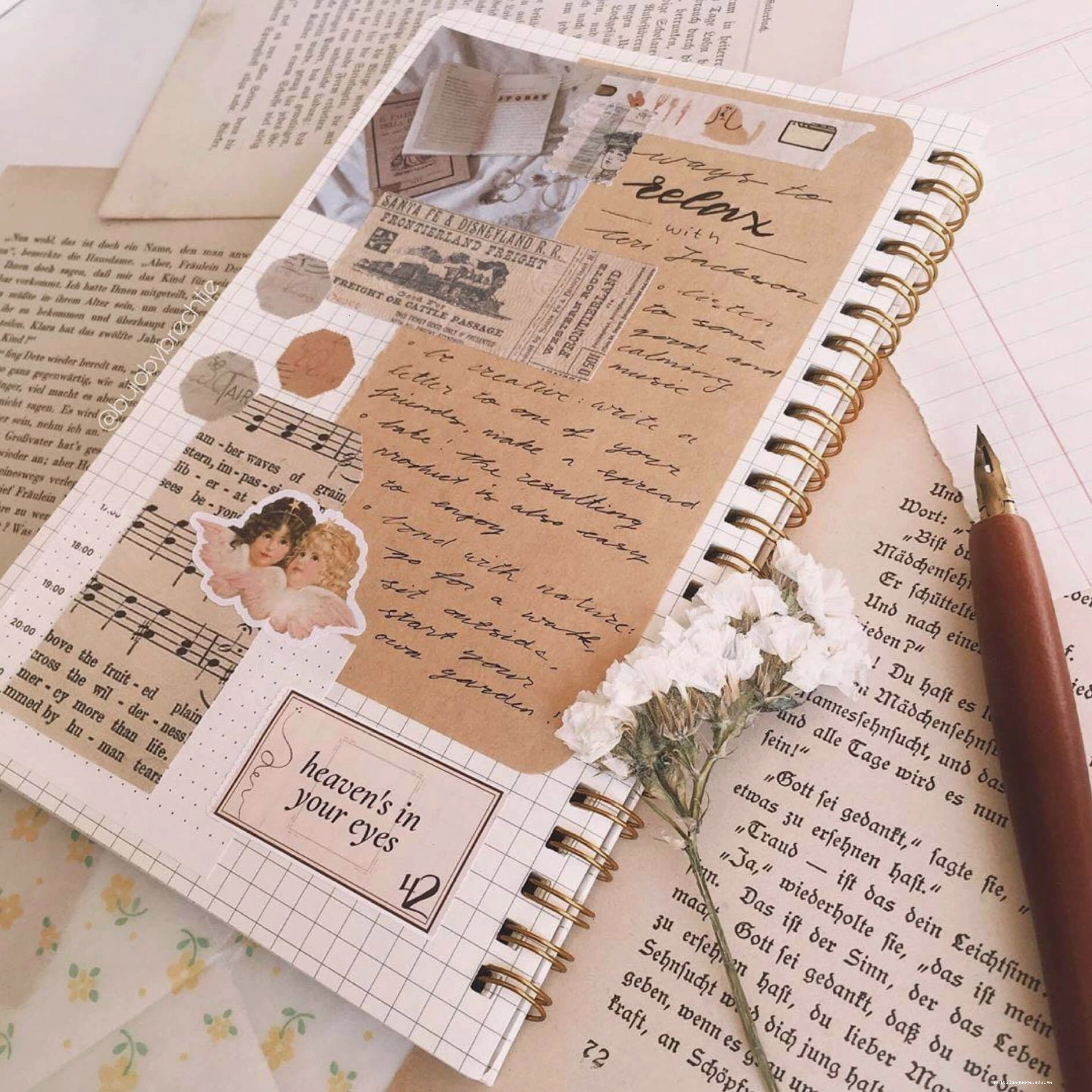 Trang trí sổ tay theo phong cách vintage với giấy retro