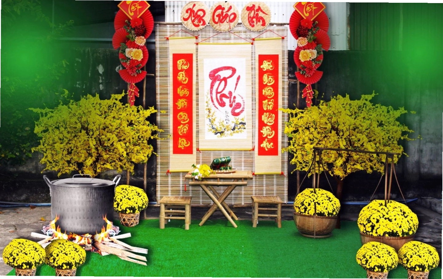 Trang trí Tết bằng mành tre và hoa mai rực rỡ