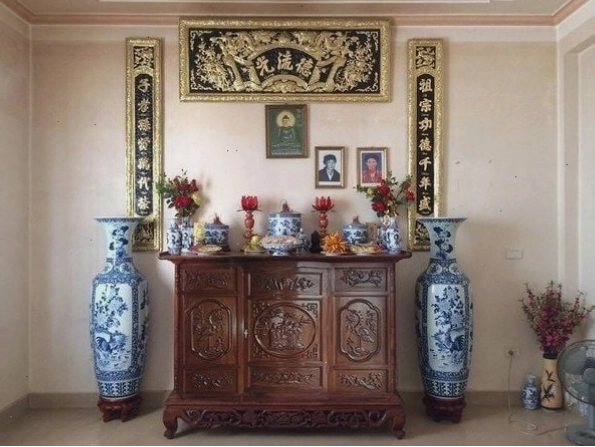 Trưng bày lọ lộc bình ở bàn thờ