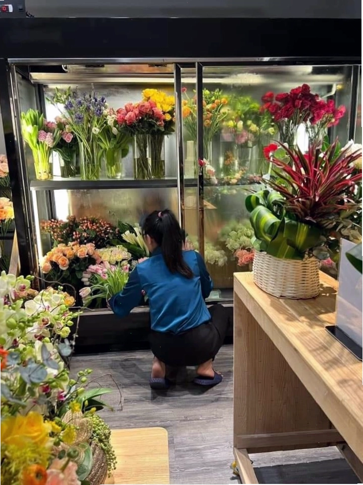 Tủ mát trưng bày các loại hoa tươi tại cửa hàng