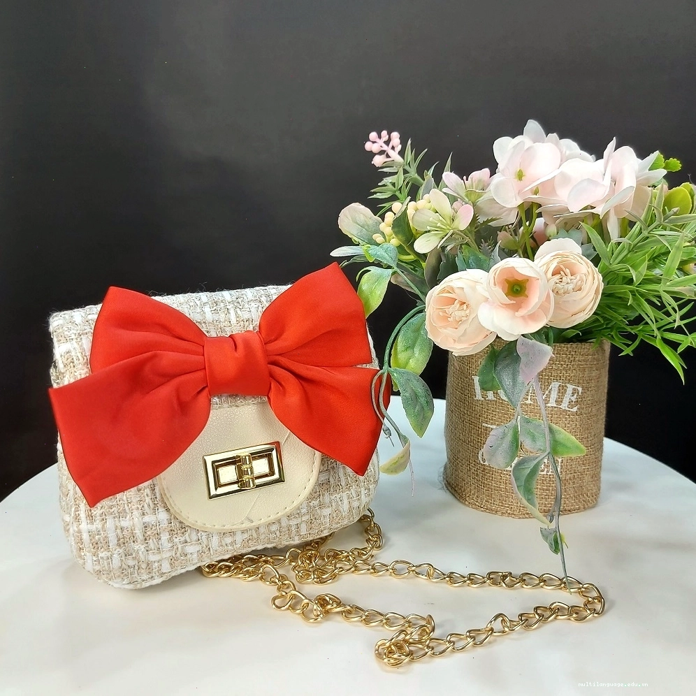 Túi đeo thời trang cho bé làm từ kẽm nhung