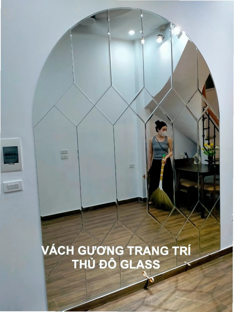 Vách gương trang trí dán tường phòng khách hiện đại