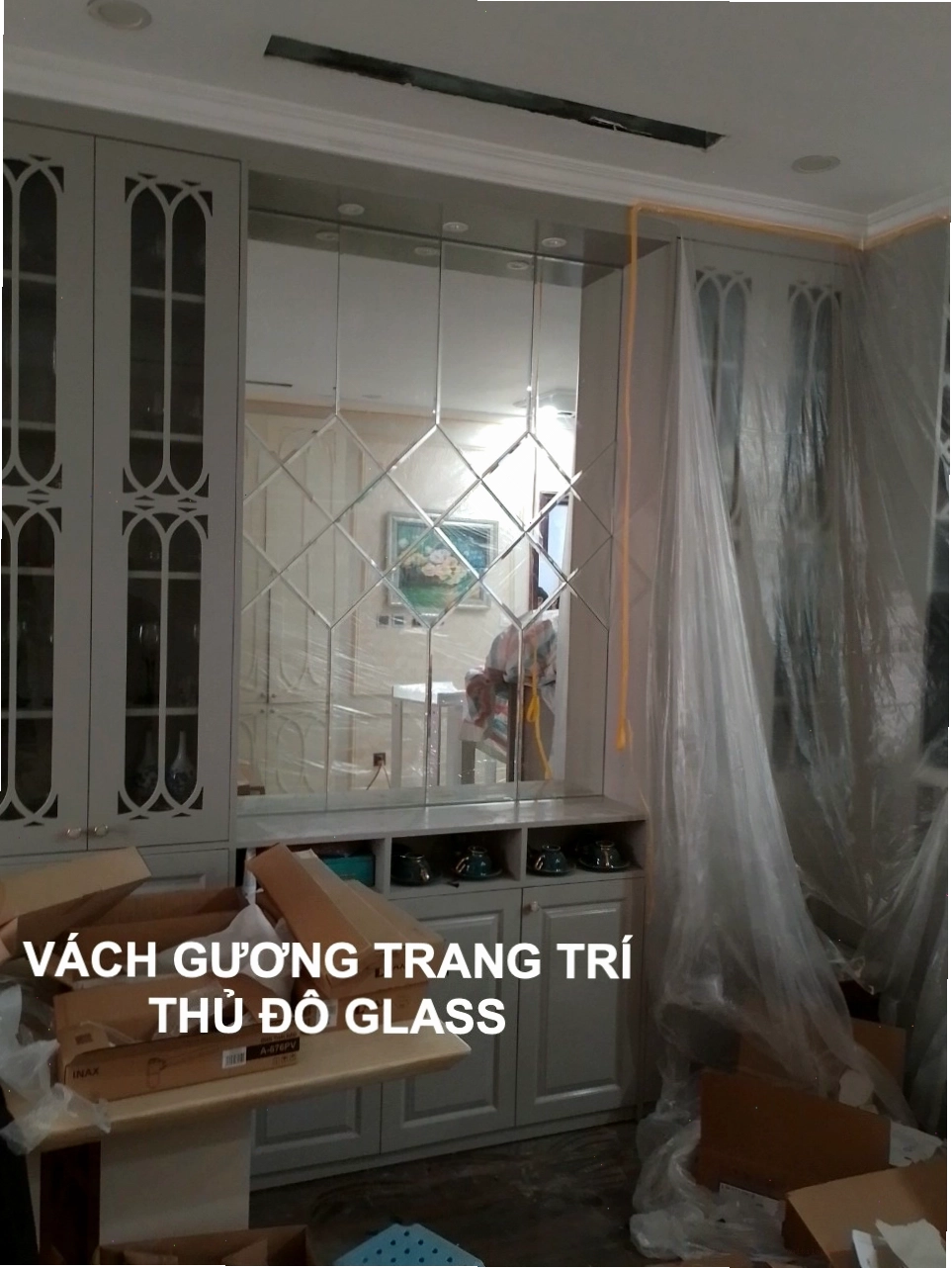 Vách gương trang trí nghệ thuật với hoa văn tinh xảo