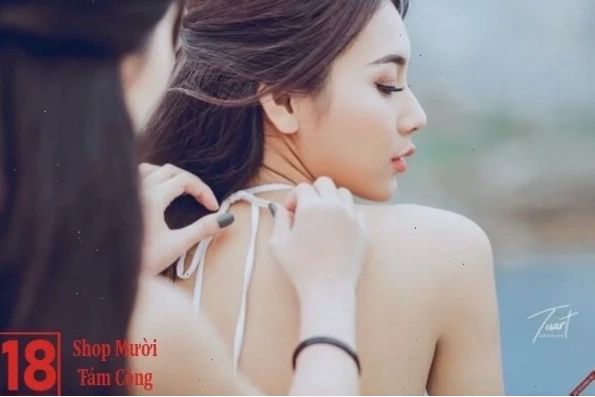 Vẻ đẹp mê hoặc của cô gái trong bikini trắng