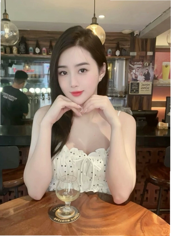 Vẻ đẹp quyến rũ của cô gái Việt Nam với bikini giữa không gian biển xanh
